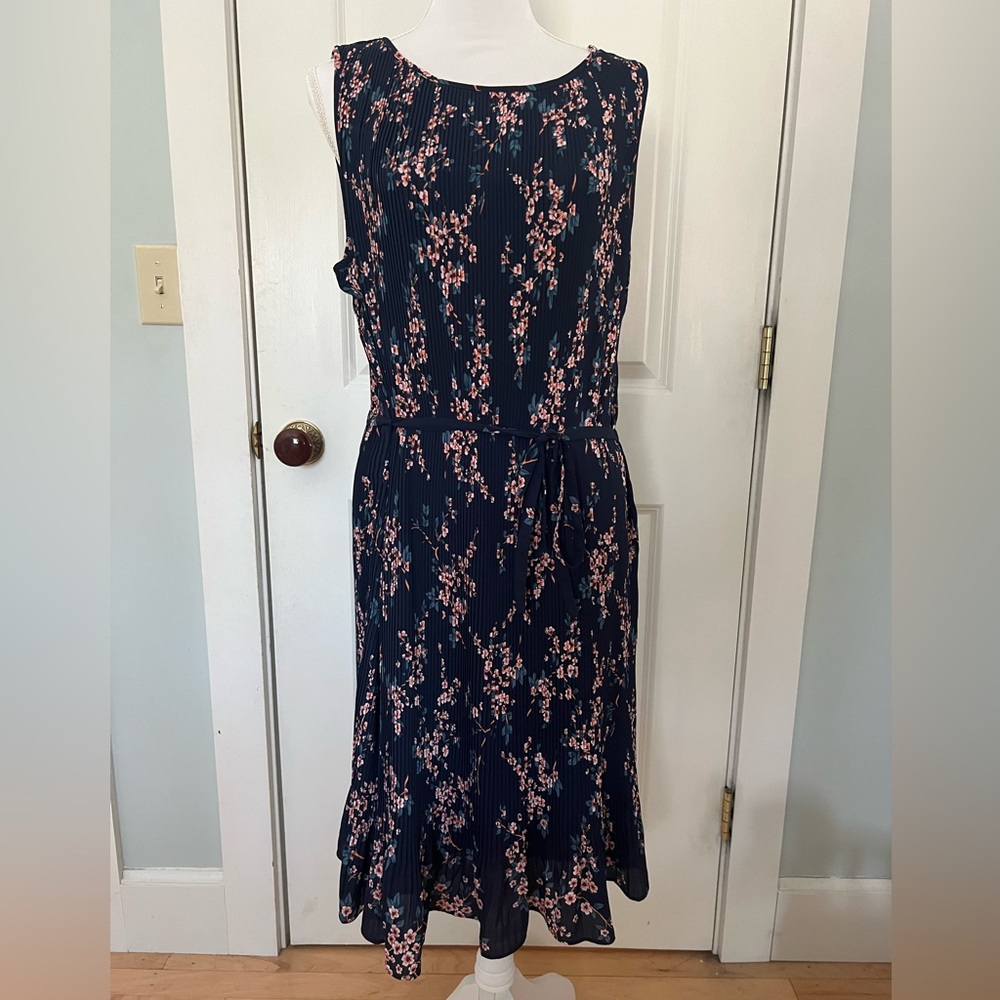 Banana Republic Women’s XL sleeveless navy blue floral dress